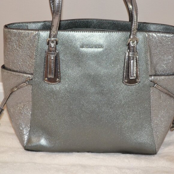 Michael Kors Voyager Metallic East West large pewter silver shimmer leather tote - Picture 2 of 13